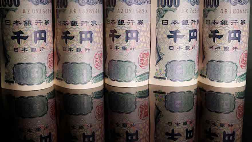Yen sinks to record low vs euro as Japan PM touts slow rate hikes