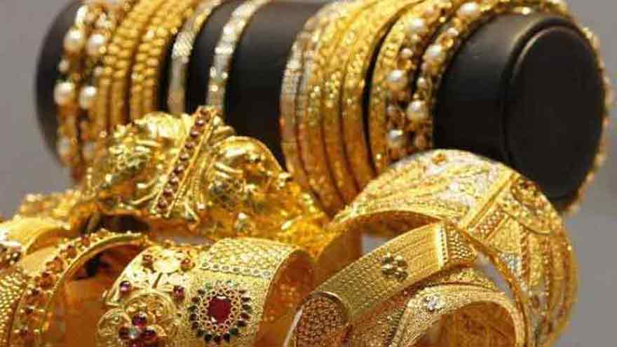Gold prices fall by Rs9,100 per tola in Pakistan