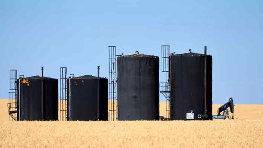 Oil falls after loadings resume at key Russian export hub