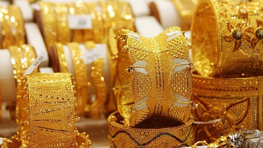 Gold prices in Pakistan drop sharply as global market weakens
