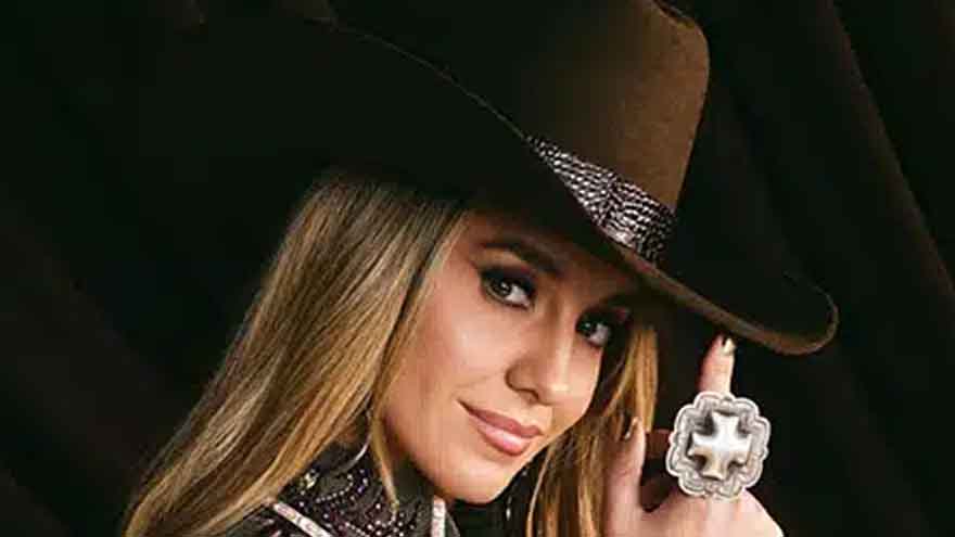 Lainey Wilson wins entertainer of the year at 2025 CMA Awards