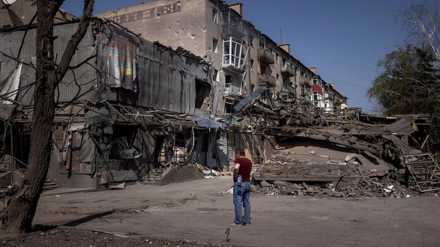 Ukraine expected to give up land, some arms under US peace plan, sources say