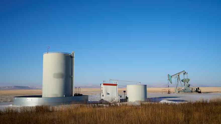 Oil extends decline on possible Russia-Ukraine peace deal