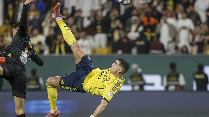 Ronaldo, 40, scores spectacular bicycle kick
