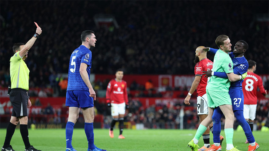 Everton shrug off bizarre red card to beat blunt Man Utd