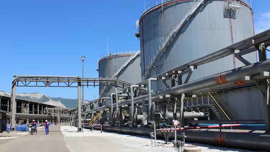 Oil steadies as oversupply concerns vie with Ukraine talks for investor focus