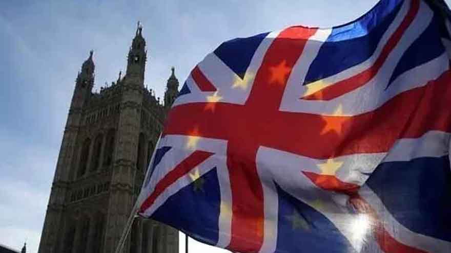 UK raises minimum wage to Â£12.71 for workers