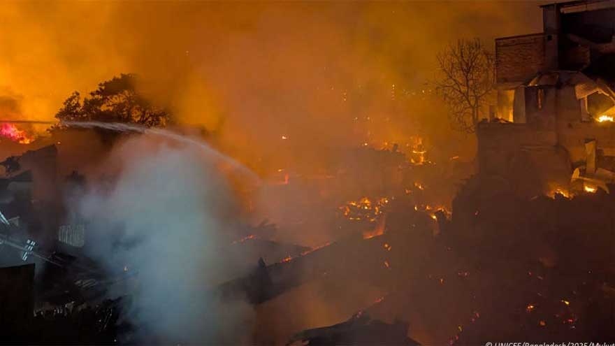 Bangladesh slum fire leaves thousands homeless