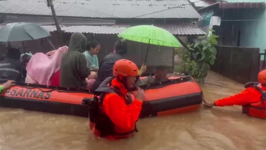Floods in Indonesia leave thousands displaced