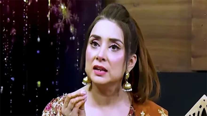 Internet reacts to Dr Nabiha's claim of observing strict Pardah