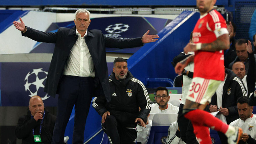 Mourinho's Benfica beaten on Chelsea return in Champions League