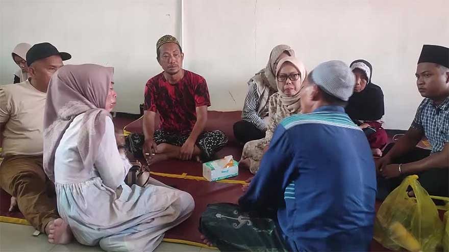 Parents grow desperate as search continues at collapsed Indonesian boarding school