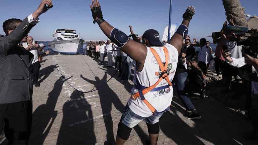 Egypt's wrestler pulls ship using his teeth