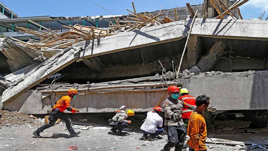 Indonesia earthquake slows efforts to rescue those trapped by school collapse