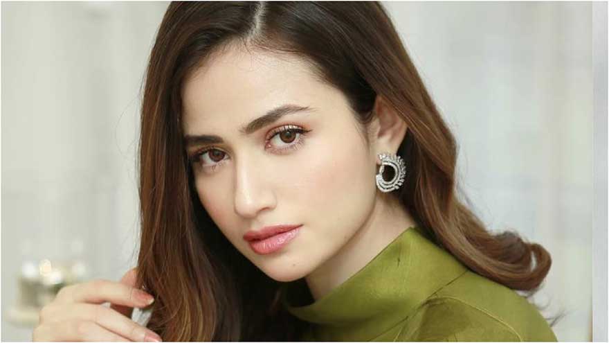 Sana Javed alerts fans about fake Facebook page impersonating her