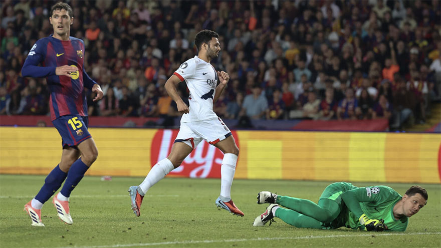 Ramos snatches Champions League holders PSG late win at Barca