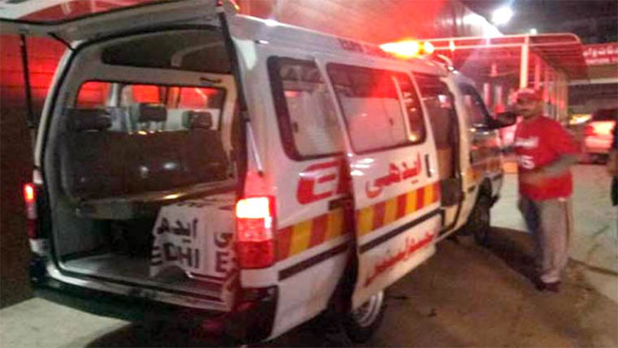 Eight killed as mini-truck runs over people sleeping on roadside in Shikarpur