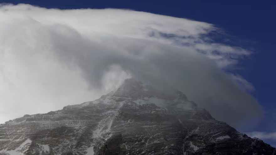 Hundreds of trekkers escape from blizzard-struck Everest in Tibet
