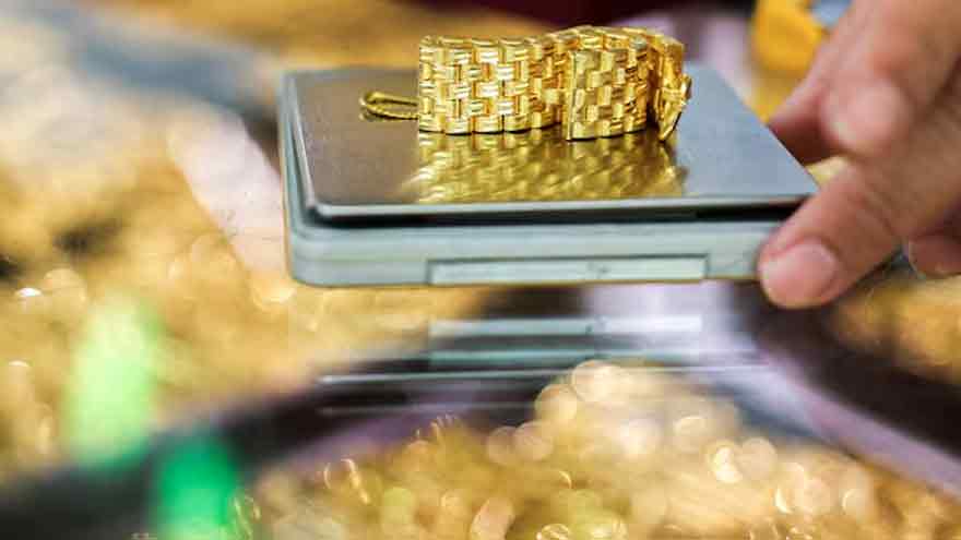 Gold sails past 3,900 dollars mark for first time on safe-haven bids