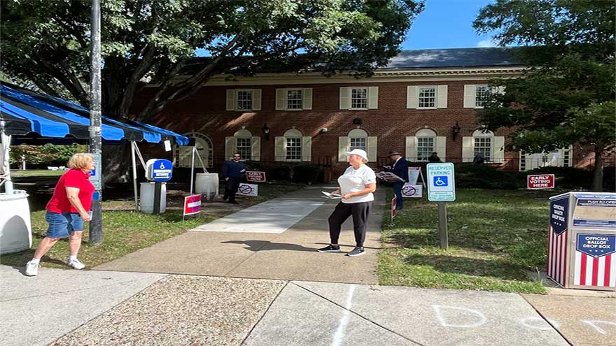 As shutdown drags on, US voters see blame game threatening Democrats and Republicans