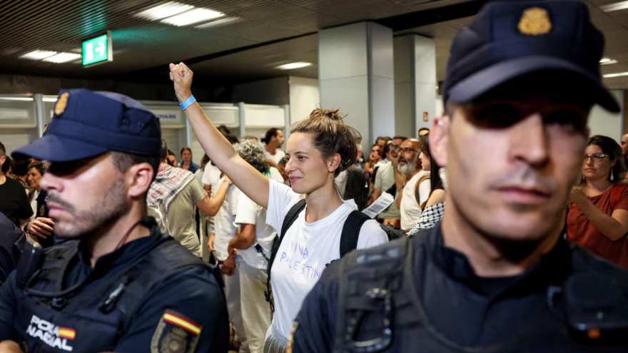 Israel deports Greta Thunberg and 170 other activists to Greece and Slovakia