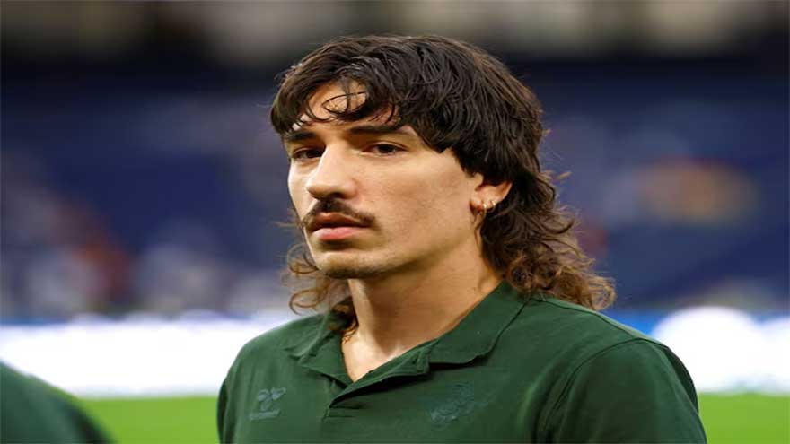 Cycling to training and second-hand shoes, Betis's Bellerin wins green award