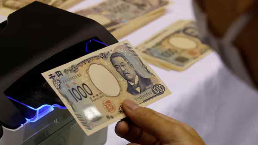 Yen set for sharpest weekly fall in a year, euro at two-month lows on political worries