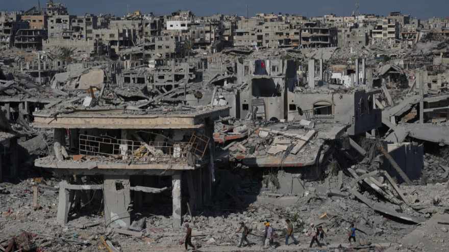 Palestinians return to ruins and US troops land in Israel as ceasefire holds