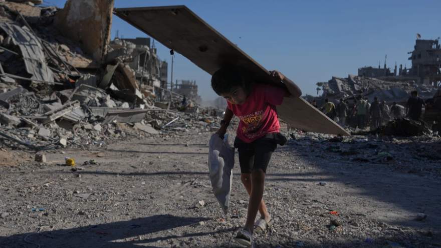 Palestinians return to ruins and US troops land in Israel as ceasefire holds