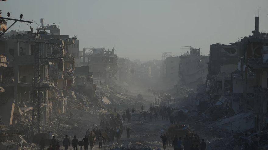 Palestinians return to ruins and US troops land in Israel as ceasefire holds