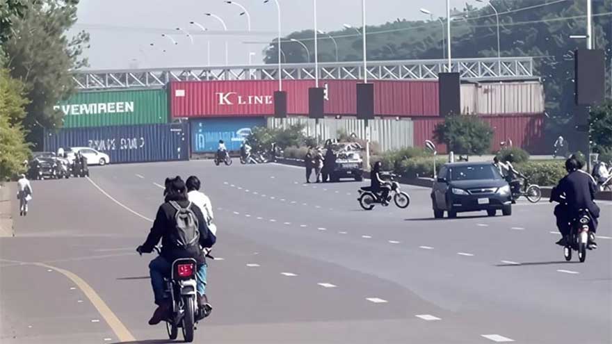 Islamabad, Rawalpindi shut for third day; internet and motorway restored