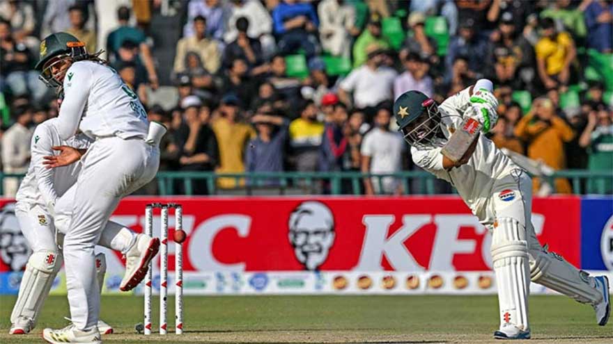 South Africa dismiss Pakistan for 378
