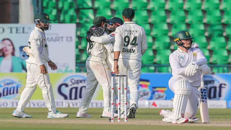 Pakistan spinners put South Africa on back foot as visitors reach 216-6 on day 2