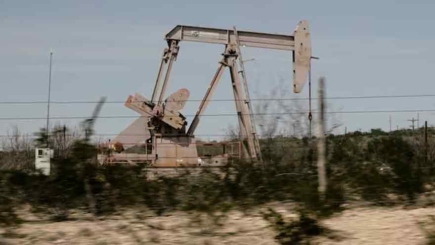 Oil edges up as US-China de-escalate trade tensions