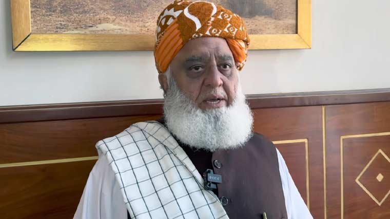 پاک افغان کشیدگی کم کرنے میں کردار ادا کر سکتا ہوں: مولانا فضل الرحمان