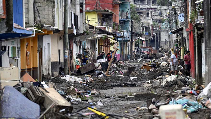 Flood-hit Mexican town digs out debris, fearing disease outbreaks