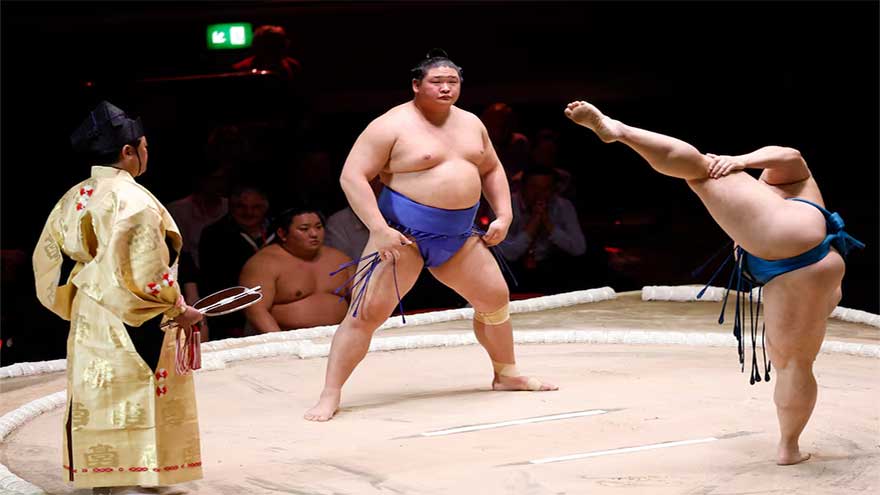 Flipping sumo wrestlers get London tournament rolling