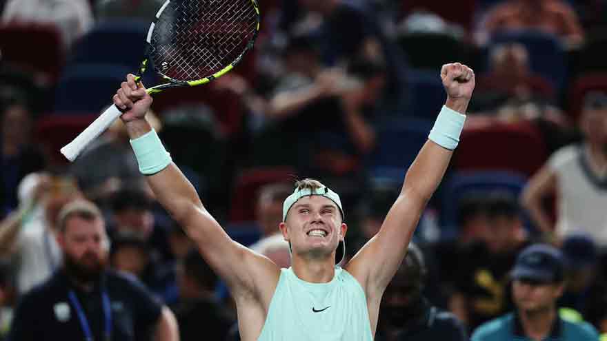 Holger Rune rallies to advance to semis in Stockholm