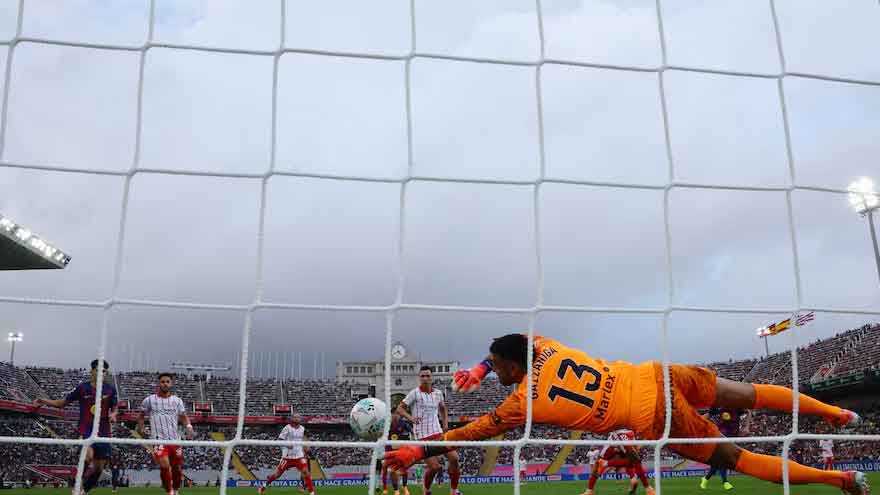 Substitute Araujo nets late winner as Barcelona edge Girona 2-1
