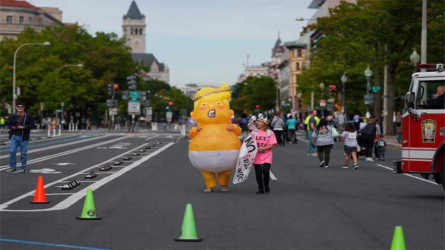 Crowds start to gather for anti-Trump 'No Kings' rallies