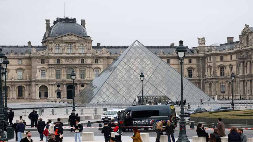 Thieves steal 'priceless' jewels from Paris' Louvre and flee on motorbikes