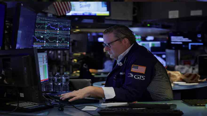 Wall St rallies on tech strength, earnings optimism
