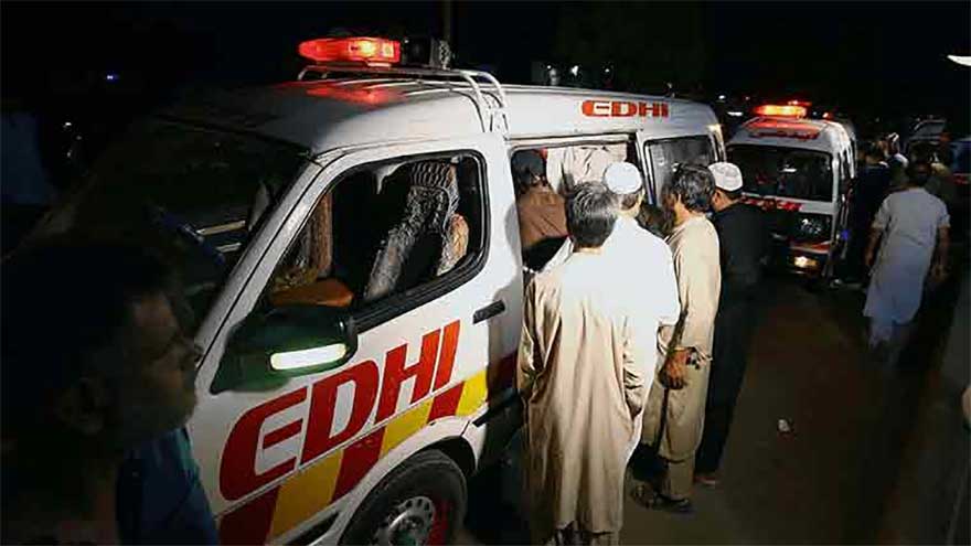 Suspected robber lynched, accomplice injured by mob in Karachi