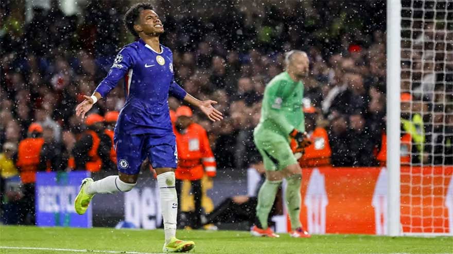 Chelsea teenagers shine in rout of 10-man Ajax