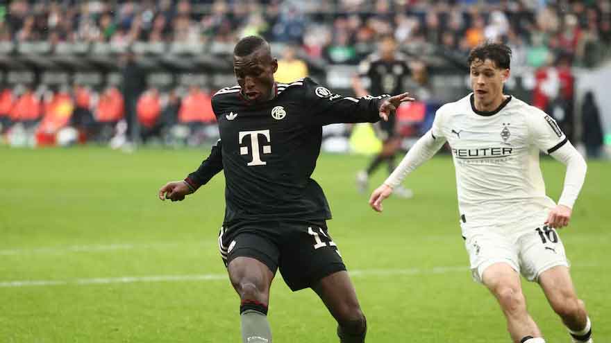 Bayern cruise past Gladbach to extend perfect start