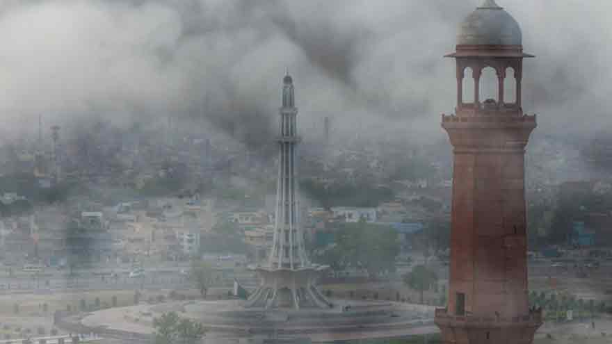 Toxic air from India pushes Lahore to top of global pollution rankings