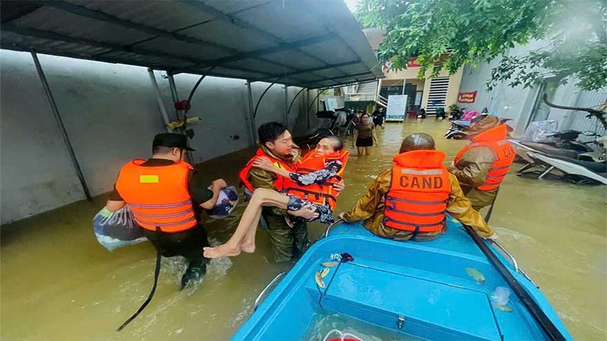 Floods kill at least 9, leave 5 missing in central Vietnam