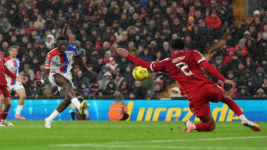 Liverpool thrashed by Palace, holders Newcastle through in League Cup