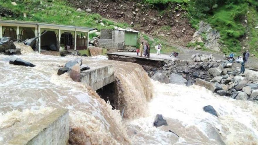 Heavy rains trigger flash floods in Mansehra, vehicles swept away
