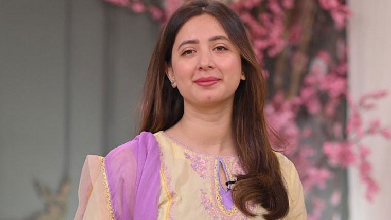 پڑھے لکھے لوگوں کیلئے شوبز انڈسٹری کا ماحول ٹھیک نہیں: کومل عزیز